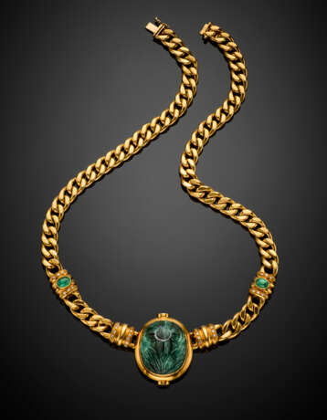 Yellow gold groumette chain necklace with a central carved emerald accented with cabochon emerald and diamond - Foto 1