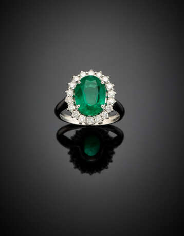 Oval ct. 3.80 circa emerald and diamond white gold cluster ring - photo 1