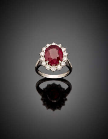 Oval ct. 5.02 ruby and diamond white gold cluster ring - photo 1