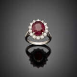 Oval ct. 5.02 ruby and diamond white gold cluster ring - Foto 1