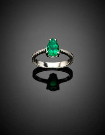 Pear shape ct. 1.39 emerald and diamond white gold cluster ring - photo 1