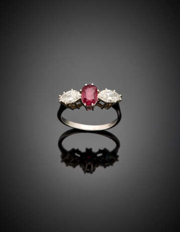 Cushion ct. 0.65 circa ruby and diamond marquise shoulders white gold ring - фото 1