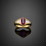 Cushion ct. 1.10 circa ruby and diamond baguette graduated shoulder yellow gold ring - photo 1