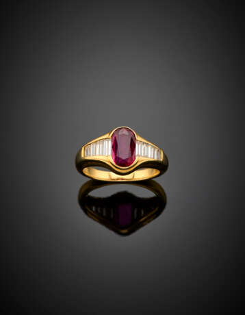 Cushion ct. 1.10 circa ruby and diamond baguette graduated shoulder yellow gold ring - фото 1