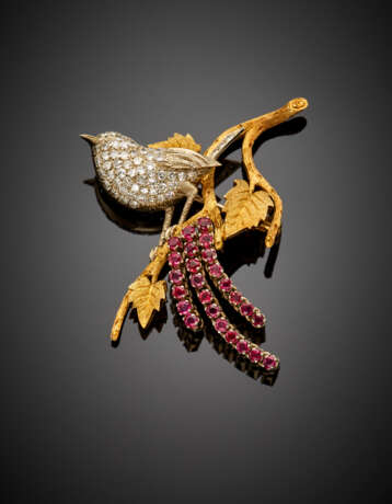 Diamond pavé sparrow and ruby berry bi-coloured chiseled gold twig brooch - фото 1