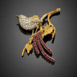 Diamond pavé sparrow and ruby berry bi-coloured chiseled gold twig brooch - Foto 1