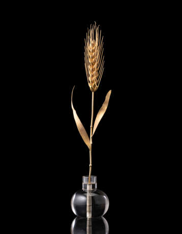 Yellow gold ear of wheat in hyalin quartz vase - фото 1