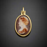 Two agate cameo with profile carving set back to back in yellow gold pendant frame - фото 1