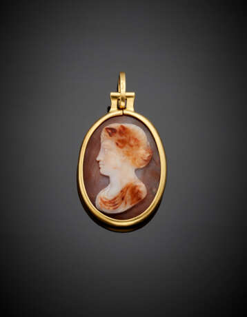 Two agate cameo with profile carving set back to back in yellow gold pendant frame - photo 1