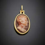 Two agate cameo with profile carving set back to back in yellow gold pendant frame - фото 2