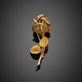 Yellow gold flower brooch with unfolding corolla - photo 1