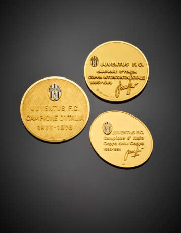 Yellow gold enamel lot comprising a medal of "Juventus F.C. Campione d'Italia - photo 1