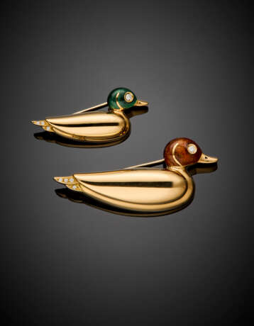 Yellow gold lot comprising two duck brooches accented with guilloché enamels and diamonds - Foto 1