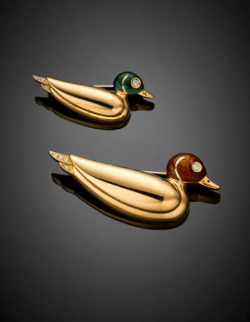Yellow gold lot comprising two duck brooches accented with guilloché enamels and diamonds - photo 2