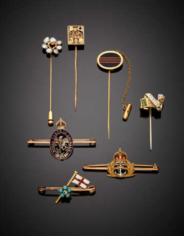 Bi-coloured 9K and 18K gold lot comprising four tie pins and three pins accented with enamels and various stones - фото 1
