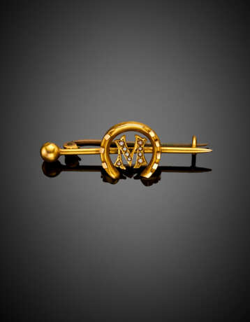 Yellow 9K gold and metal bar brooch accented with a horse shoe and seedpearl letter "M" - Foto 1