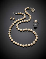 Bi-coloured gold and cultured pearl lot comprising a cm 53.20 circa necklace with pearl from mm 6.60 to mm 8.90 circa