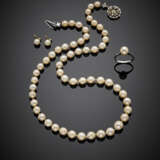 Bi-coloured gold and cultured pearl lot comprising a cm 53.20 circa necklace with pearl from mm 6.60 to mm 8.90 circa - Foto 1