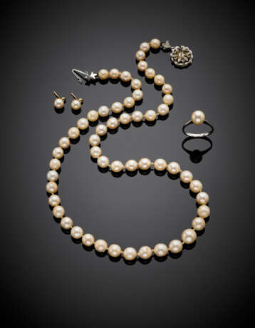 Bi-coloured gold and cultured pearl lot comprising a cm 53.20 circa necklace with pearl from mm 6.60 to mm 8.90 circa - photo 1