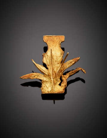Yellow gold abstract brooch - photo 1