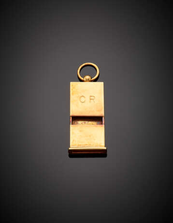 Yellow gold pendant whistle with "CR" inscribed - фото 1