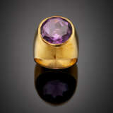 Synthetic purple corundum yellow gold ring - фото 1