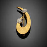 Bi-coloured partly sabled gold brooch with small diamonds - фото 1