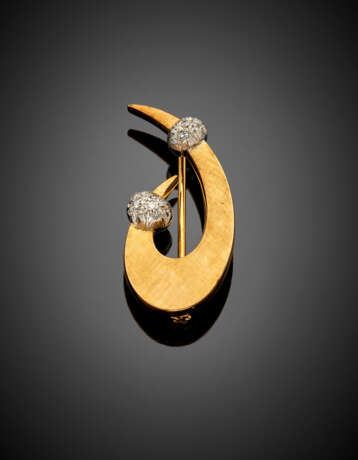 Bi-coloured partly sabled gold brooch with small diamonds - фото 1