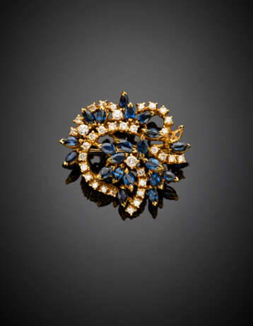 Round diamond and marquise sapphire yellow gold brooch - фото 1