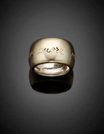 White gold band ring with the inscription "Un cuore matto" in black enamel - photo 1