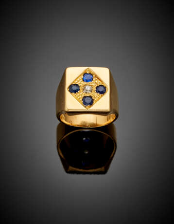Diamond and sapphire yellow gold chevaliére ring - фото 1