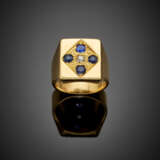 Diamond and sapphire yellow gold chevaliére ring - photo 1
