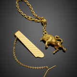 Yellow gold lot comprising a cm 14.70 circa bull with chain keyring and a cm 4.20 circa tie clip - photo 1