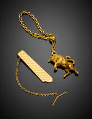 Yellow gold lot comprising a cm 14.70 circa bull with chain keyring and a cm 4.20 circa tie clip