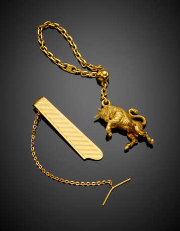 Yellow gold lot comprising a cm 14.70 circa bull with chain keyring and a cm 4.20 circa tie clip - фото 1