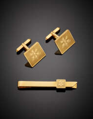 Yellow gold lot comprising a tie clip and a pair of cufflinks all inscribed with a three crossed keys design