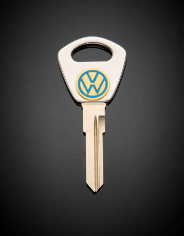 *Silver 925/1000 and metal key with yellow gold and enamel VW logo - photo 1