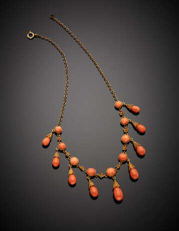 Yellow 9K gold chain necklace with nine graduated pinkish orange coral pendants - Foto 1