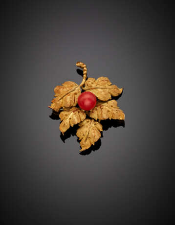 Yellow chiseled gold and red coral bead leaf brooch - фото 1