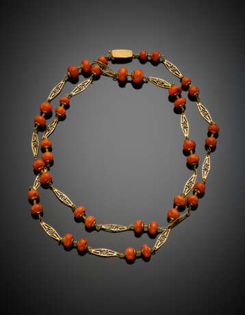 Yellow gold long lozenge necklace with irregular orange coral beads from mm 7.33 to mm 10.95 circa - Foto 1