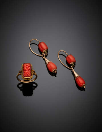 Red/orange coral lot comprising 18K and 9K gold pendant earrings of cm 4.40 circa with detachable drops and a carved coral 9K gold ring size 11/51 - фото 1