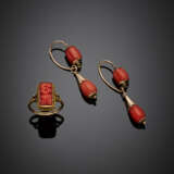 Red/orange coral lot comprising 18K and 9K gold pendant earrings of cm 4.40 circa with detachable drops and a carved coral 9K gold ring size 11/51 - фото 1