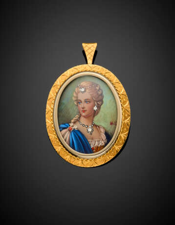 Yellow chiseled gold brooch with miniature accented with small diamonds - фото 1