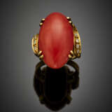 Red orange mm 23.60 x 13.80 x 6.50 circa cabochon coral yellow gold wire ring accented with small diamonds - фото 1