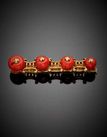 Red gold brooch with four graduated red coral beads from mm 8.00 to mm 11.70 circa - Foto 1