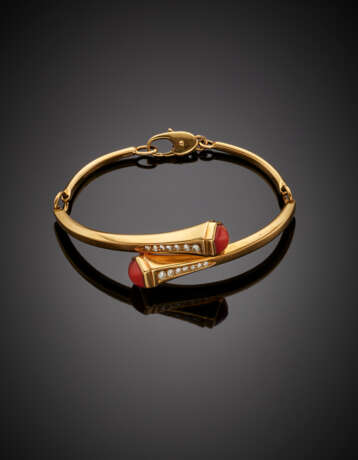 Yellow gold articulated crossover bracelet with diamonds and corals - photo 1