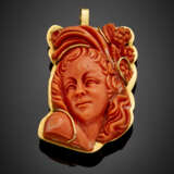 Orange carved coral yellow gold pendant/brooch - фото 1