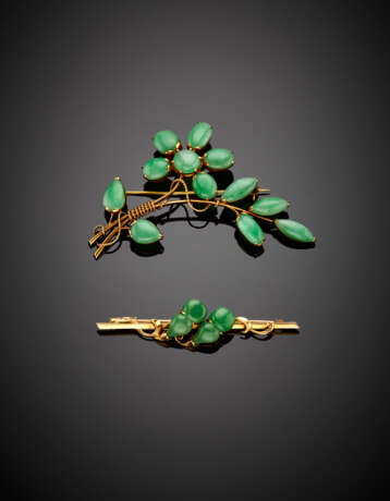 Two yellow 9K gold brooches with carved and cabochon jadeite - photo 1