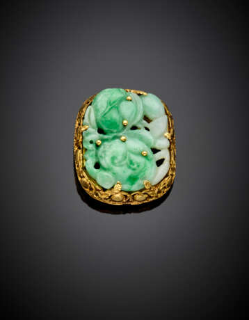 Carven jadeite yellow gold floral brooch - фото 1