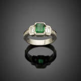Octagonal ct. 0.80 circa emerald and diamond step cut shoulder platinum ring - Foto 1